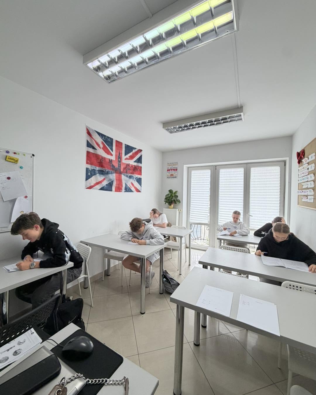 Grupa młodzieży pracująca podczas zajęć z angielskiego