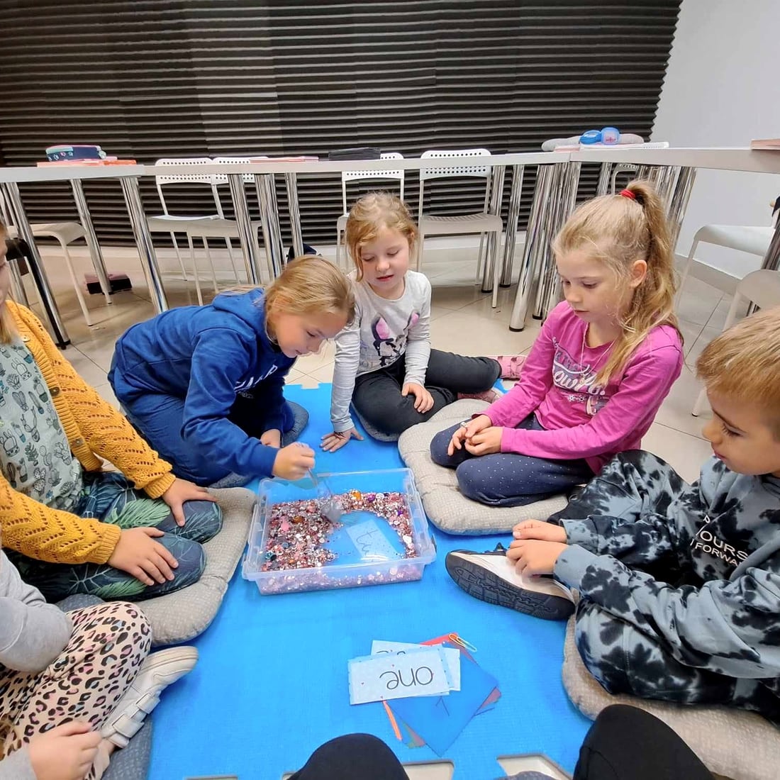 Dzieci podczas zabawy edukacyjnej w szkole SMART