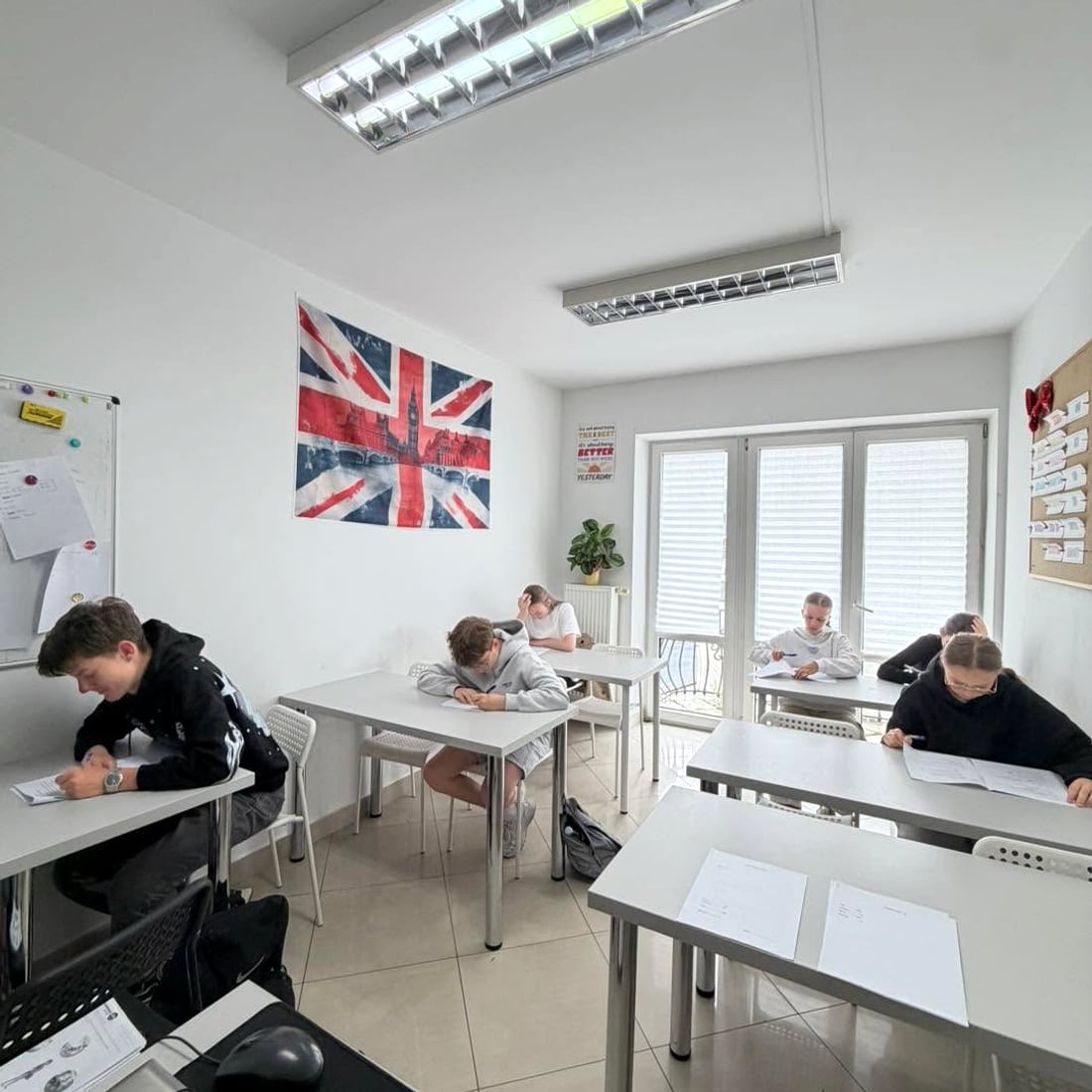 Sala lekcyjna z flagą Wielkiej Brytanii